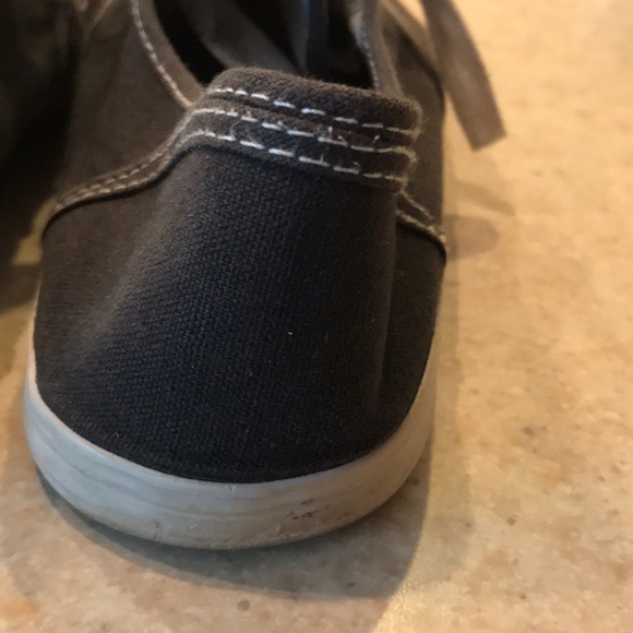 Grey sneakers classic styling size 9 - Picture 3 of 3